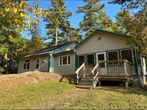 Cozy Log Home across from Phillips Lake-Four Season Fun